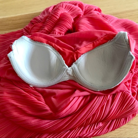 Size 2-4 Coral Gown 👗 - Picture 3 of 3